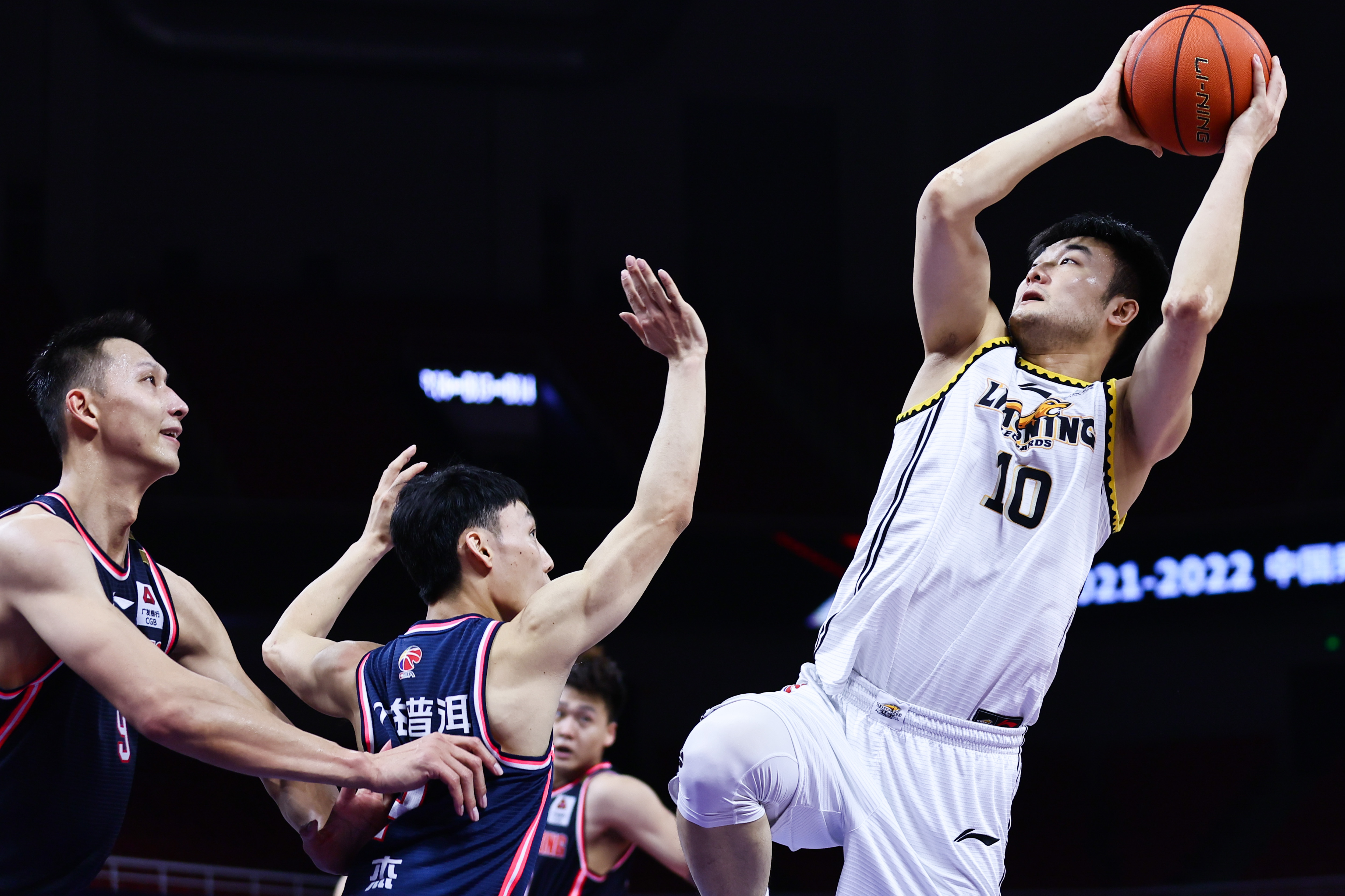 丛明晨(右)拿下10分.