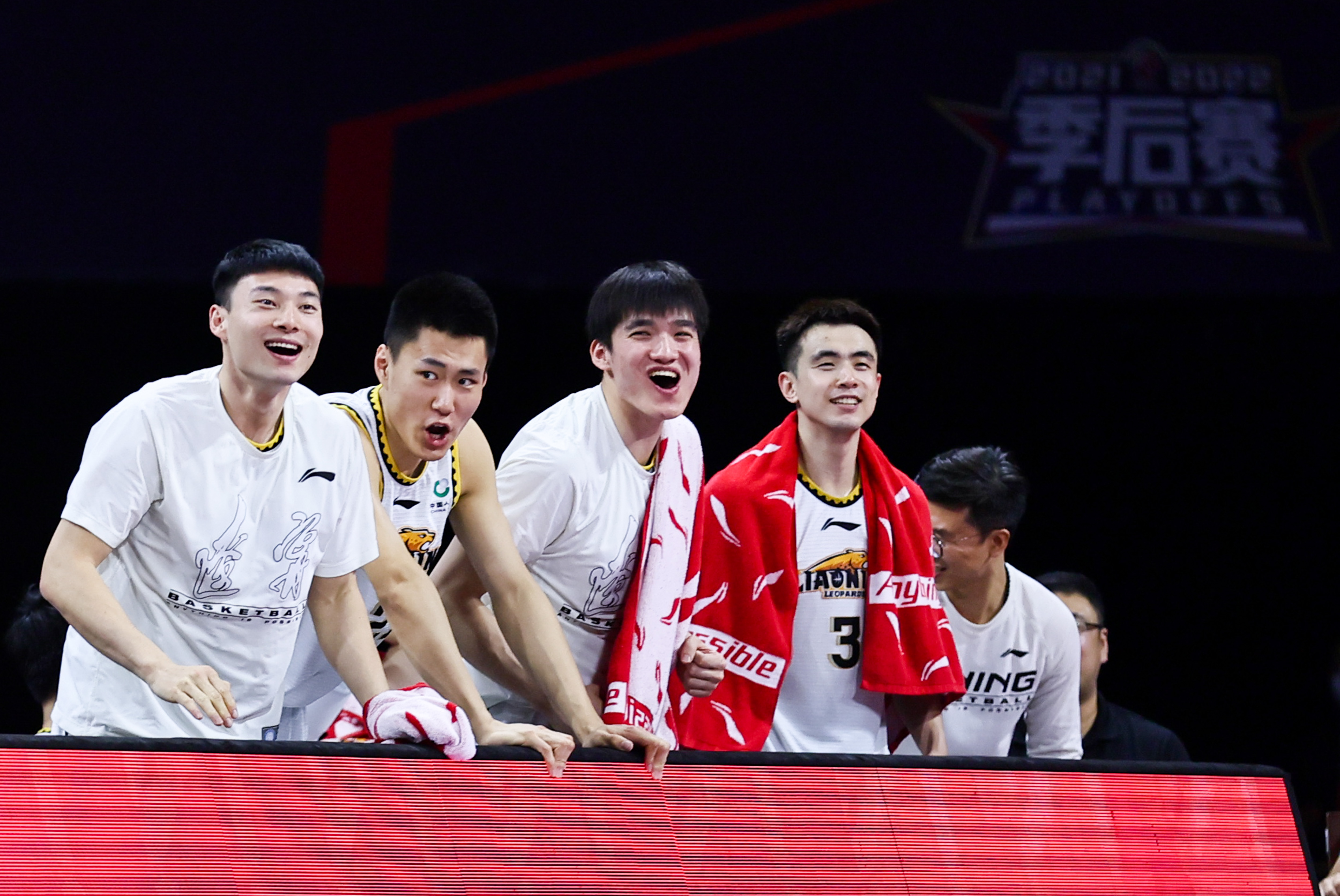 兴奋的辽宁队替补席.