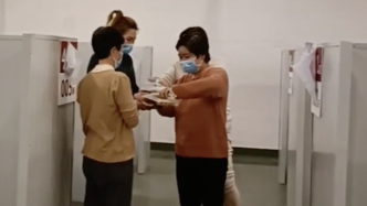 上海戰(zhàn)疫｜社區(qū)志愿者染新冠，進(jìn)方艙后再當(dāng)志愿者