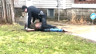 美警方公布一非裔男子遭警察枪杀视频，亡者家属：这是处决