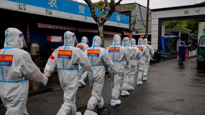 大雨天，消防突击队给封控区市民送物资