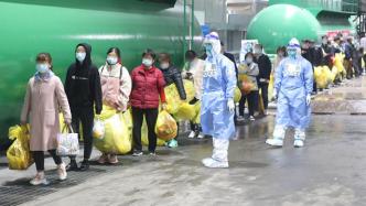 上海战疫丨启用5天后，最大方舱3号馆迎首批出院患者