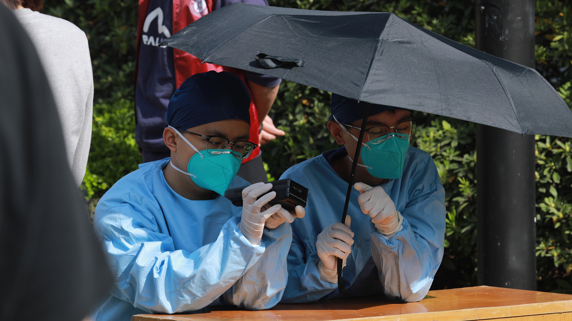 上海中醫藥大學寢室園區上海集體核酸,外省支援上海的醫護人員在一天