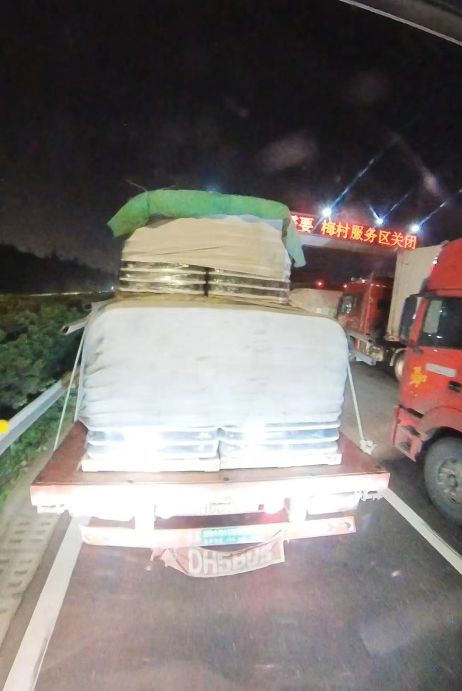 3月29日晚上，张廷进在某地上高速，因疫情防控检查，三、四车道排满了货车。
