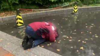 安庆援沪核酸检验师得知父亲离世，大雨中朝着家乡方向跪拜