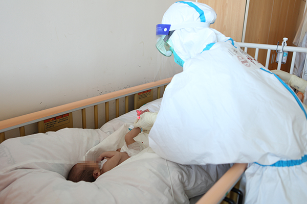 医护人员护理新冠阳性的婴儿。本文图片均为 上海交通大学医学院附属仁济医院南部院 供图