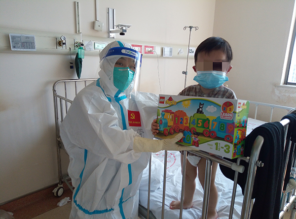 患儿收到医护人员赠送的玩具。