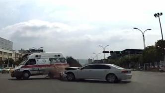 云南文山一轿车与救护车发生碰撞，医院：7人受伤正接受治疗