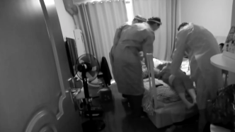 一女子脑部出血昏倒在家，上海民警接报后紧急救援送医