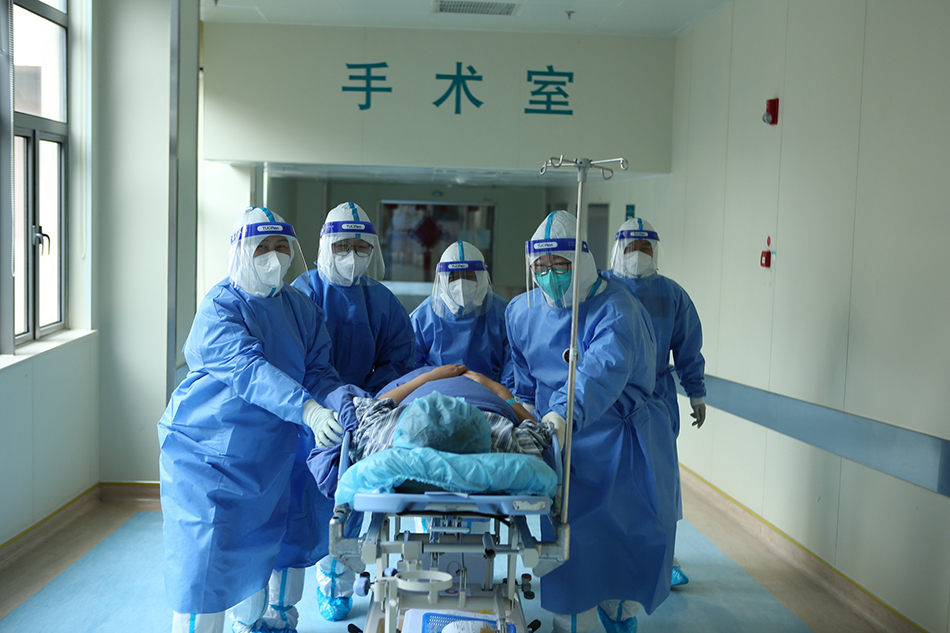 孕妇被推入手术室。 本文图片均为上海交通大学医学院附属仁济医院南部院区提供