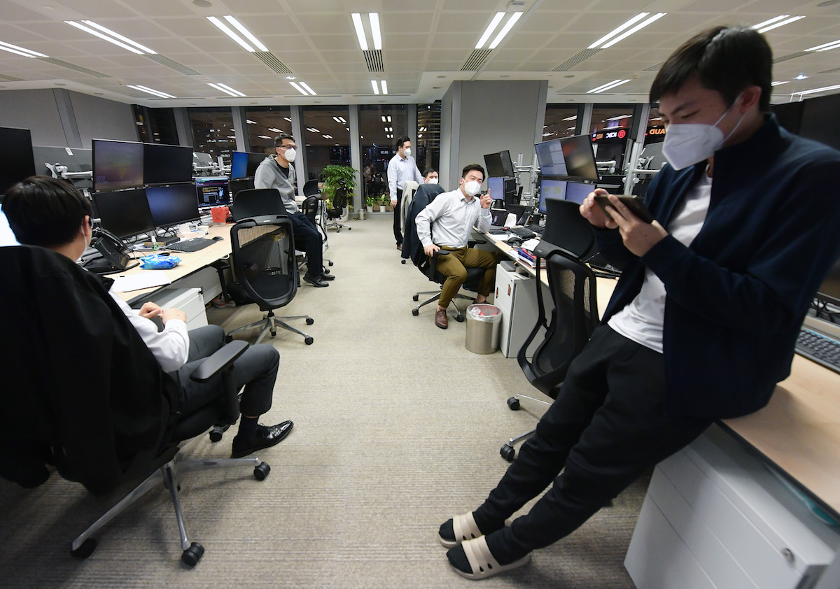 闲暇时,驻守岗位的员工在办公室内聊天.