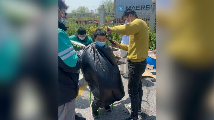 上海配送小哥變免費(fèi)理發(fā)師：跑單空閑給同事剪頭，剪完再去跑
