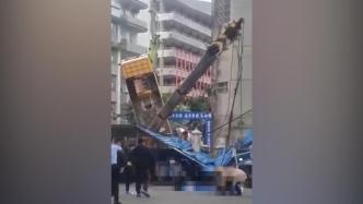 广西钦州一中学附近吊车倒塌，医院：两名受伤学生正救治