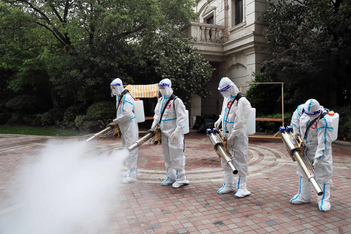 2022年4月14日,山河救援志愿者服务队对小区公共区域进行消毒.