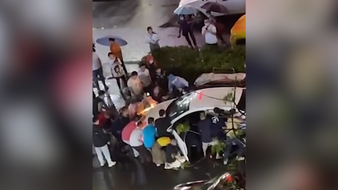 男子被卷车底，数十名路人抬车救人