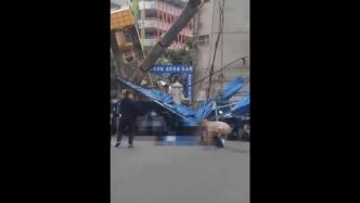 广西钦州一中学附近吊车侧翻，两名学生被砸受伤