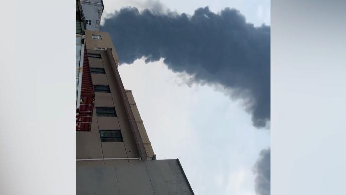 宁波海曙区华尔电器发生火灾，黑烟冲天救援正在进行