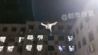 17岁武校生一跃而上“飞天”5米，网友：像加了特效