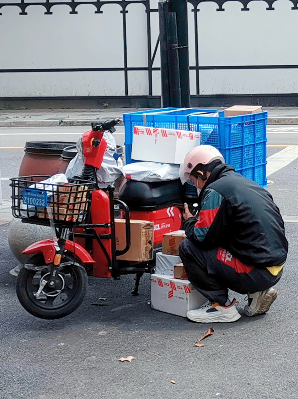 2022年4月17日,上海,京東快遞配送員正在為封閉社區配送.