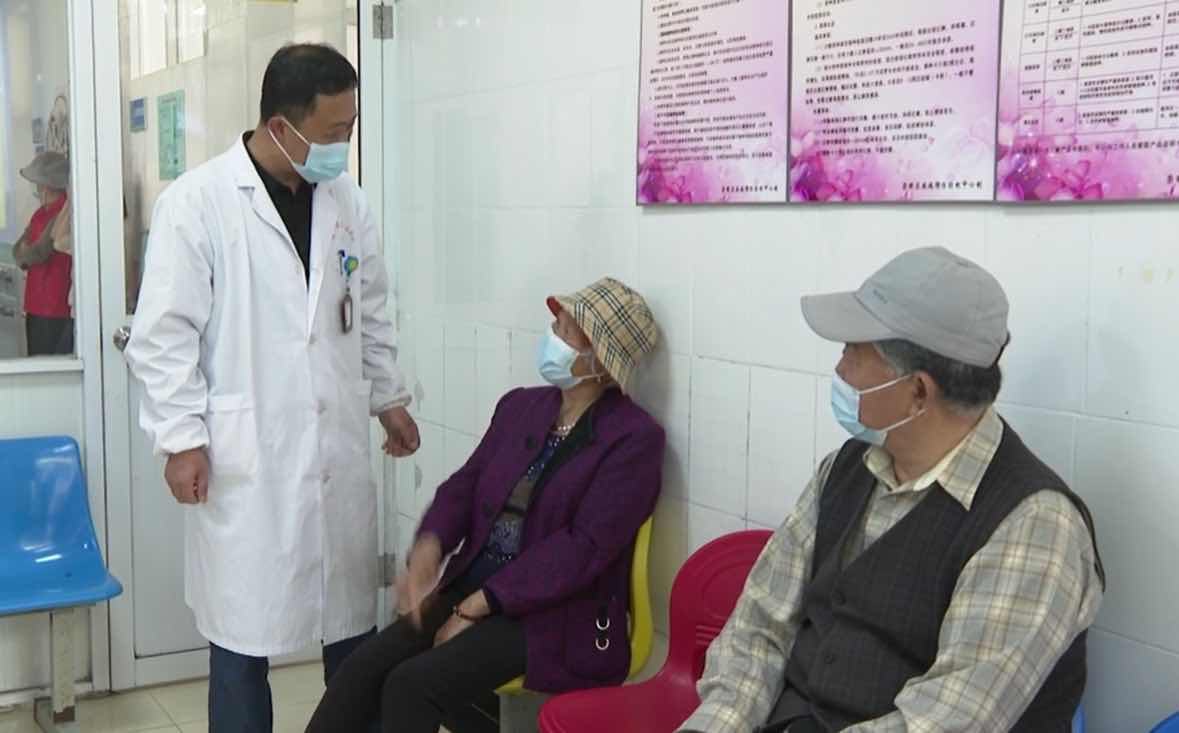 4月20日起，上海崇明区有序恢复防范区60岁以上老年人新冠疫苗接种工作。 本文图均为崇明区供图