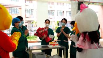 高校核酸采样现场，众人为生日医护献花送祝福