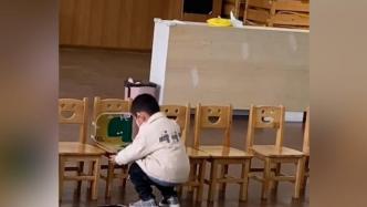 爸爸接娃迟到，3岁半男孩回教室帮老师整理凳子
