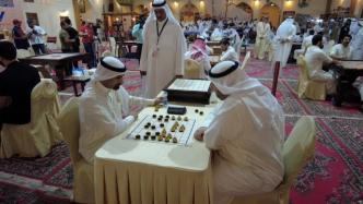 科威特举行传统桌上棋牌赛，培养年轻人智力