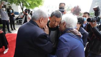 这一抱他们等了38年：陕西兴平男子3岁被拐，今与家人团圆
