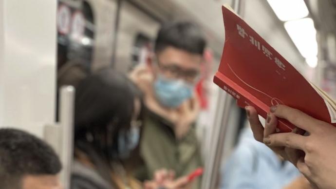 拍北京地鐵上的讀書人第四年：流量時代的閱讀選擇