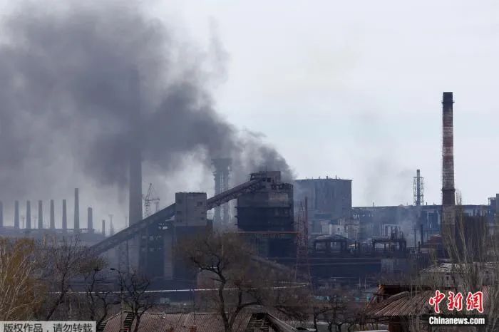 当地时间4月21日，乌克兰亚速钢铁厂升起浓烟。