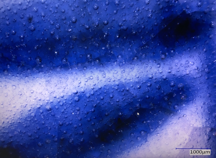 仿宣德青花瓷在显微镜下显示的气泡