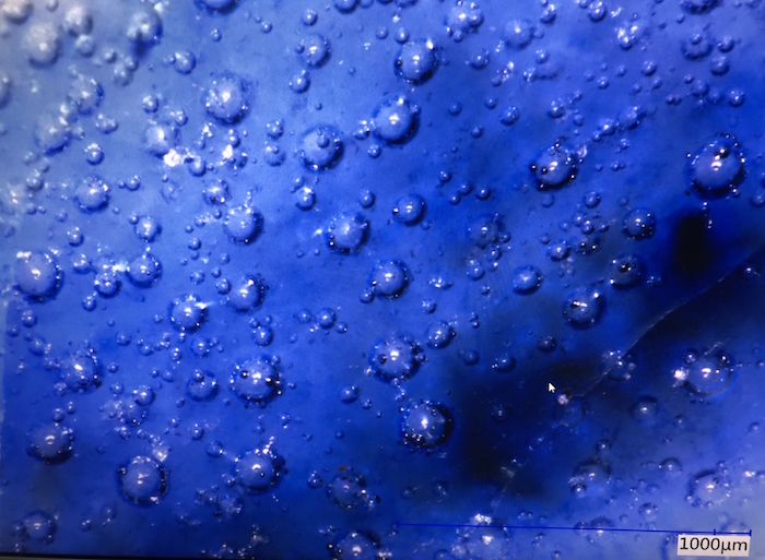 宣德年制的青花瓷在显微镜下显示的气泡