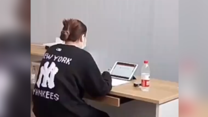 上海一名大學(xué)生患者在方艙醫(yī)院內(nèi)畢業(yè)答辯
