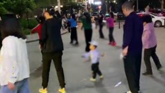 2岁男童跟跳广场舞不输大爷大妈，网友：广场舞从娃娃抓起