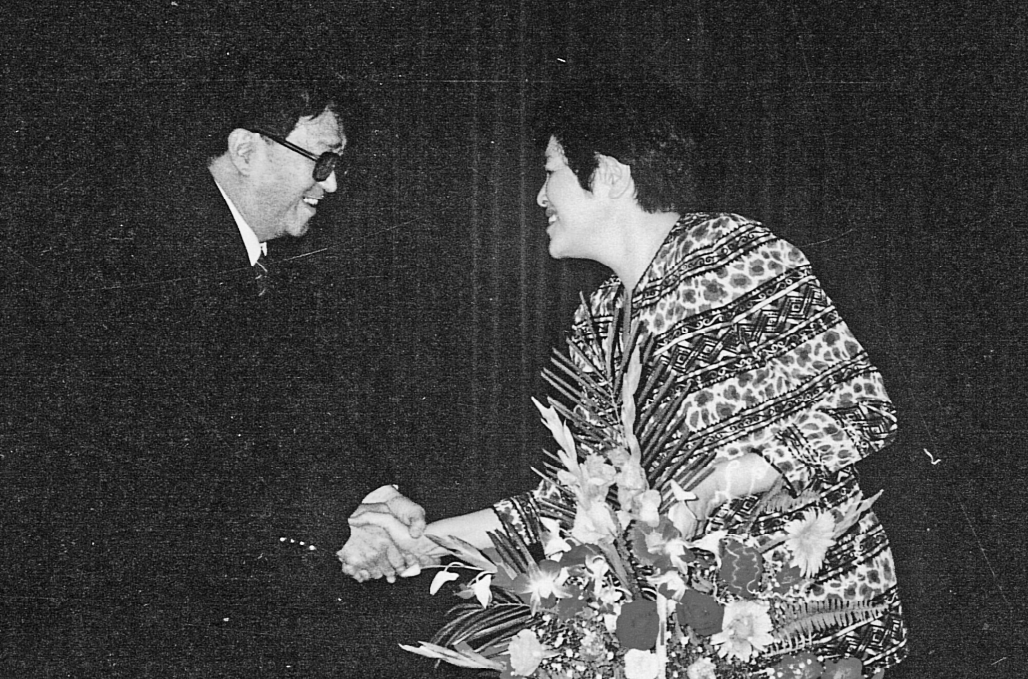 1998年，黄蜀芹祝贺谢晋从影50年。