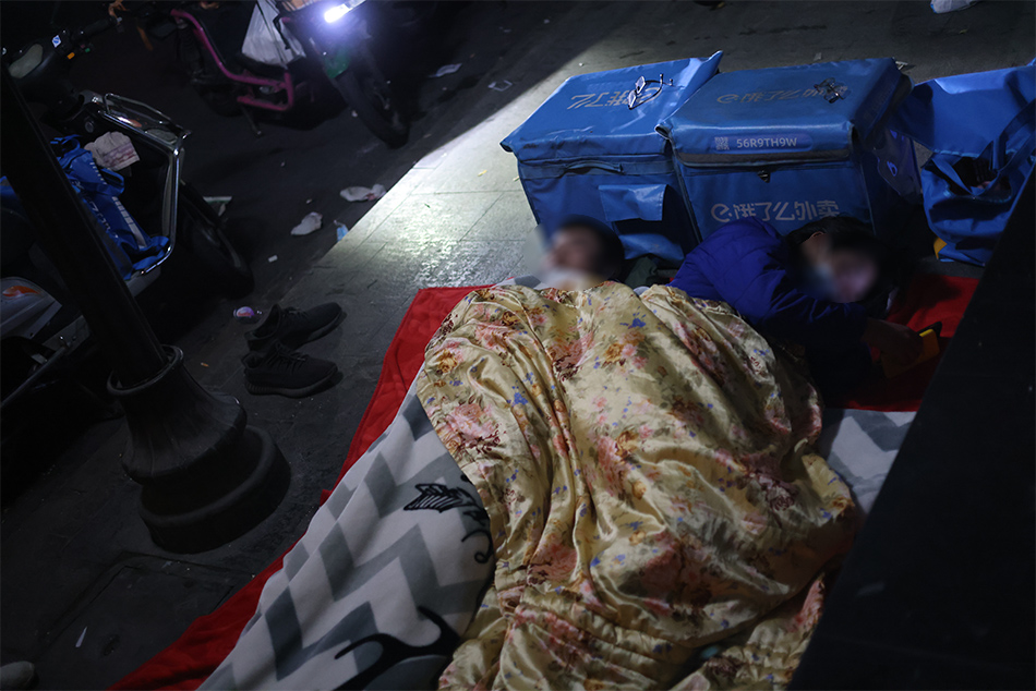 上海战疫丨魔都保胃战两万骑手日夜穿梭在城市大街小巷