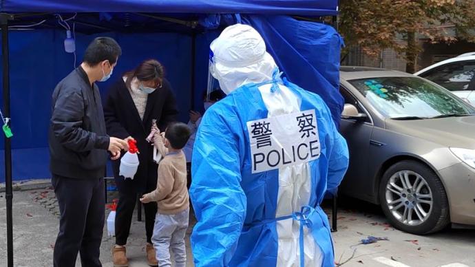 大手拉小手,上海4歲小朋友從方艙出院后由民警送回家