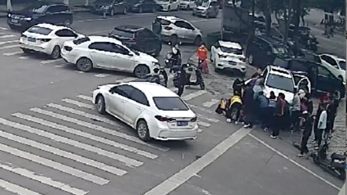 兩兒童坐路邊聊天其中一人被越野車卷入車底,眾人抬車救人