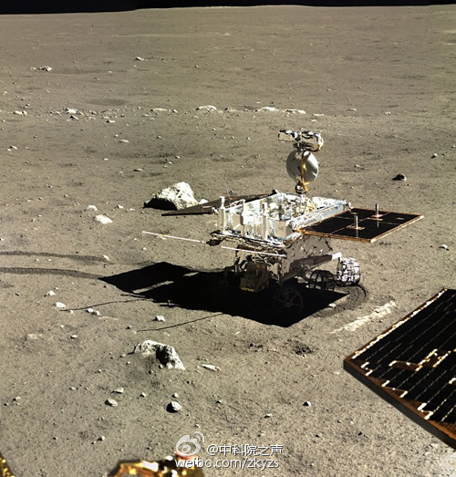 “玉兔”号月球车。图片来自：中国科学院官方微博“中科院之声”