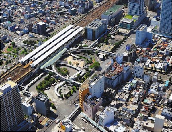 岐阜車站空拍，一種典型的日式車站設計，通過人行空橋連接周圍街區，不設較大的站前廣場。