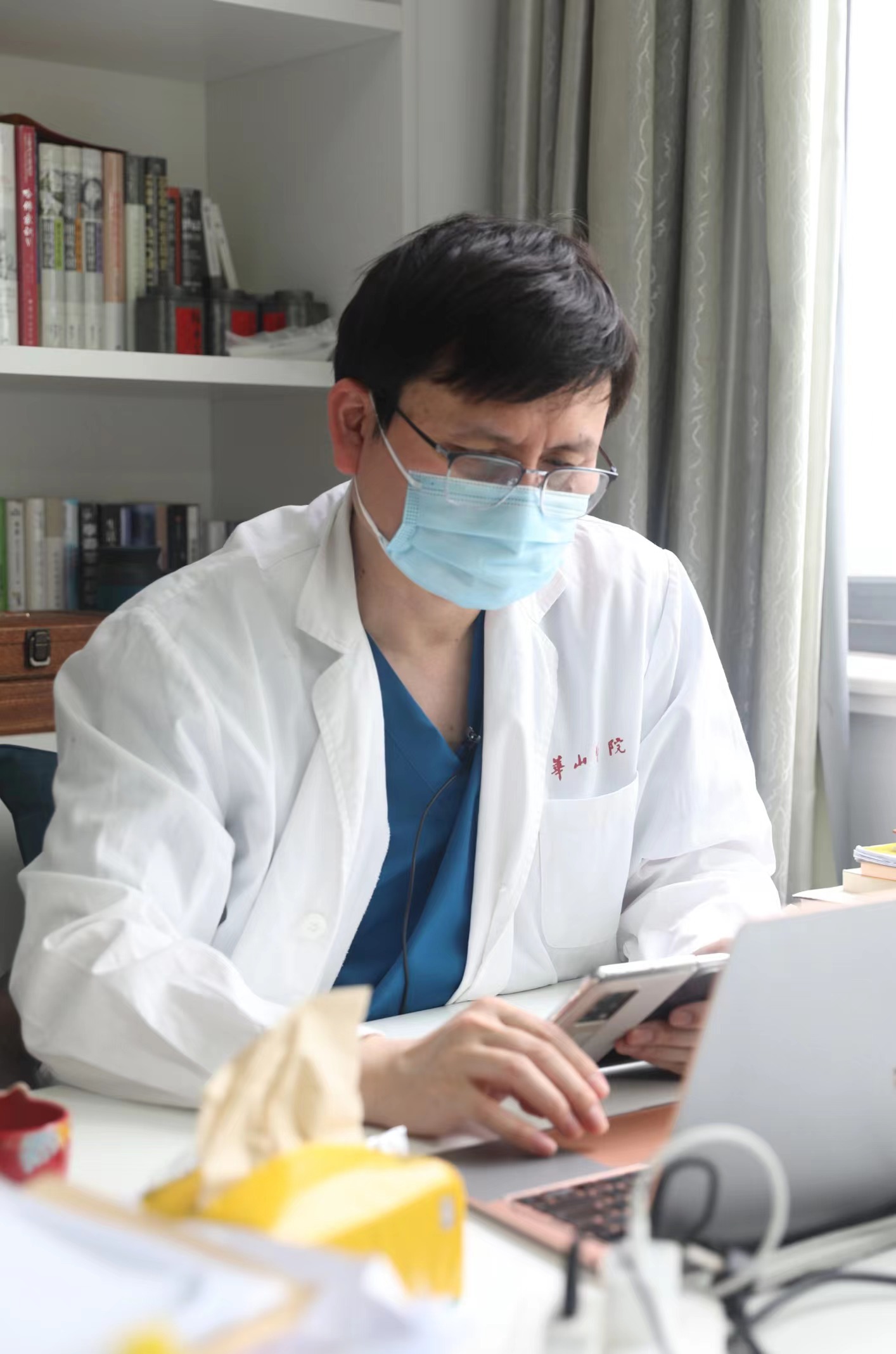 张文宏和专家连线会诊各定点医院的重症患者。