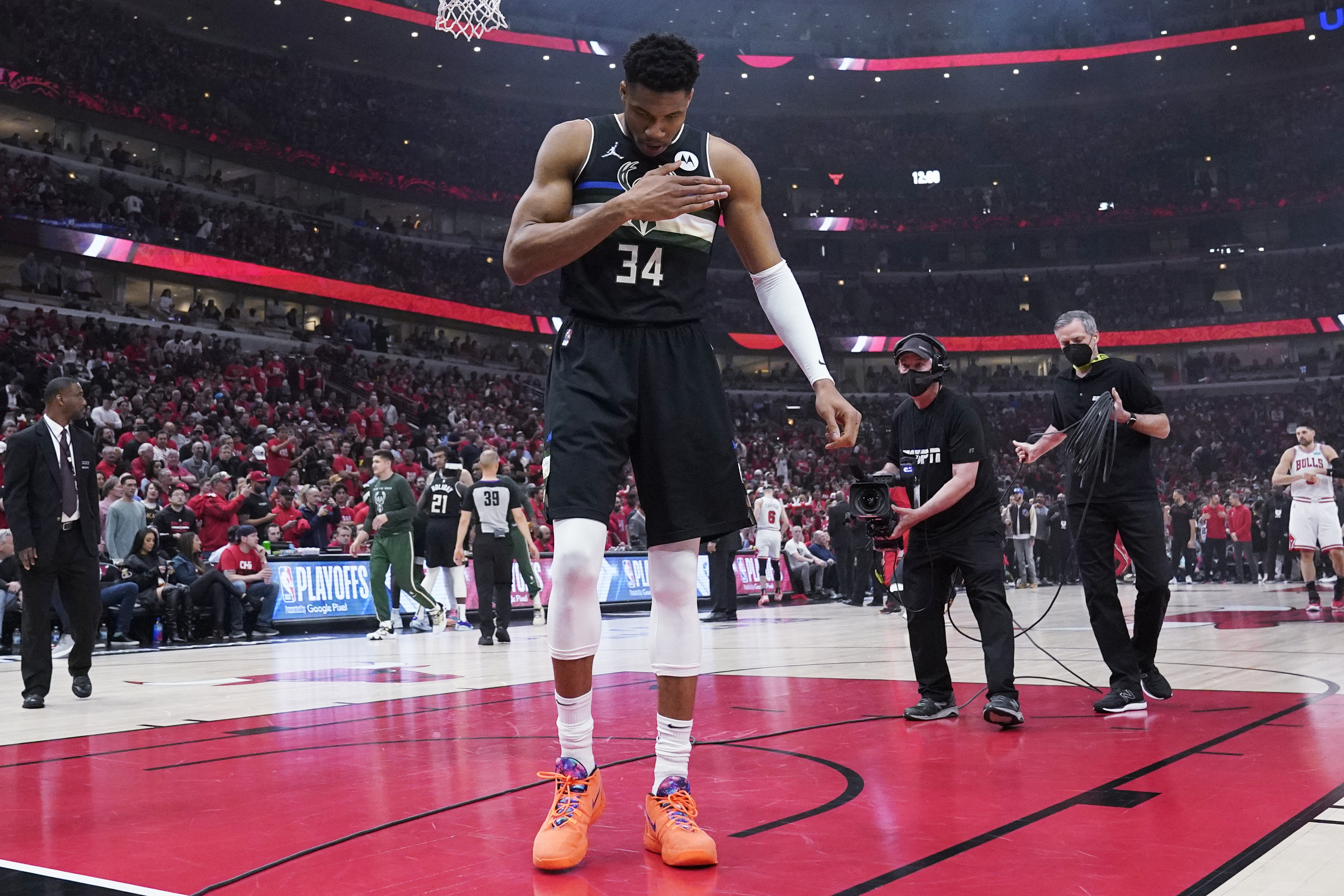 字母哥22投11中,得到32分17篮板7助攻2盖帽.