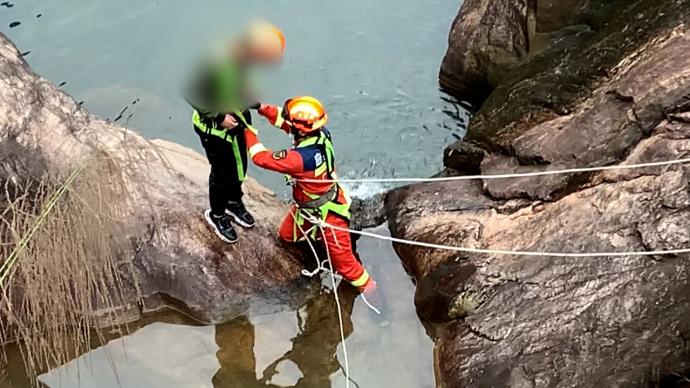 驴友失足滑落水库边花岗岩，消防员佩绳索垂降救出