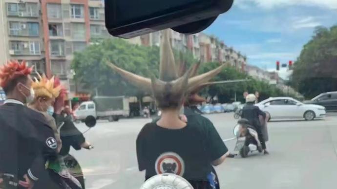 “爆炸头”青年骑车未戴头盔还超员，交警：这发型能戴上吗？