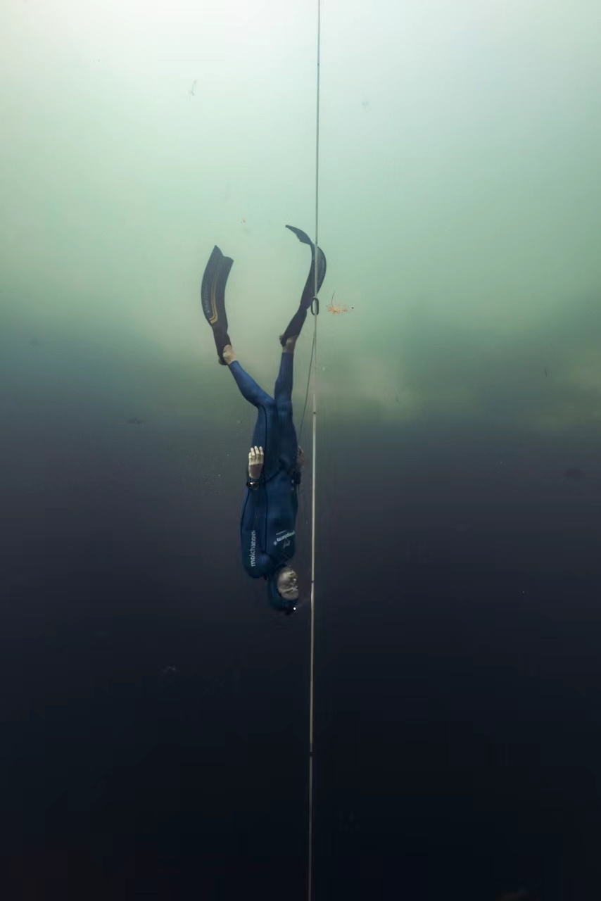 在2021年的巴哈马蓝洞（Vertical Blue）自由潜深度挑战赛上自由潜水运动员阿诺·杰拉德（Arnaud Jerald）佩戴RM 032潜水表两次创造世界纪录。