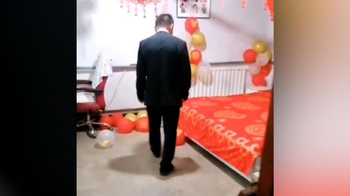 女兒出嫁后,爸爸在房間里來回轉悠踢氣球