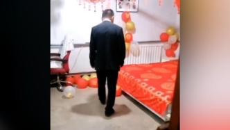 女兒出嫁后，爸爸在房間里來回轉悠踢氣球