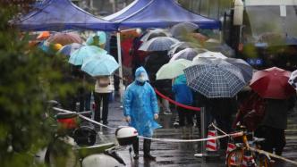 直播录像丨上海封控区管控区核酸：大白雨中奔忙，有速度更有温度