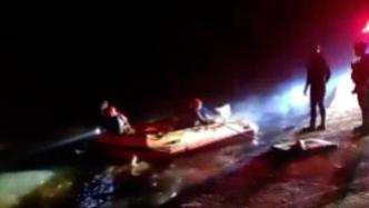 河水猛漲私家車被困高地，消防開船連夜轉(zhuǎn)移