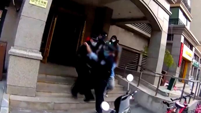 女大學生因情感糾紛吞200粒安眠藥，民警公主抱送上救護車